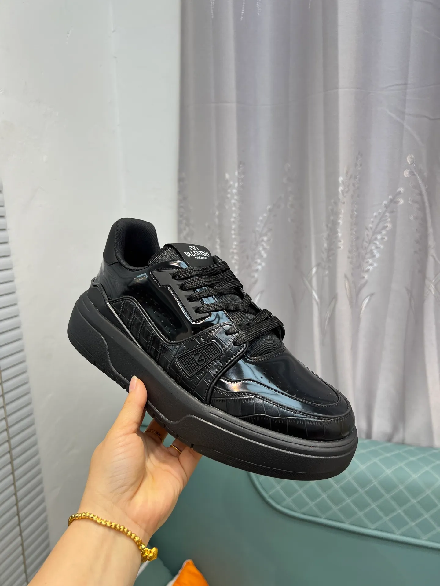 Men's men's shoes 💰660 𝑽𝒂𝒍𝒆𝒏𝒕𝒊𝒏𝒐 Valentino 𝑶𝒏𝒆𝑺𝒕𝒖𝒅 Couple's sneaker series Valentino 2025 latest couple's sneakers, celebrity style, hot sale. The original ZP was purchased and dismantled. Repeated pattern making and modification. I strive to restore the original version 1:1! Top luxury masterpiece, soft and comfortable, combining fashion and leisure, bringing excellent elegant texture and excellent on-foot comfort. Top purchase version upper: imported calfskin surface/original oil edge craftsmanship. Inner: water-dyed cowhide lining. Outsole: original development 𝐓𝐏𝐔 two-color combination outsole. Packaging: original configuration complete package. Code number: 35-44 yards. 34.45 can be customized. Can be customized (self-labeled-no label) order.